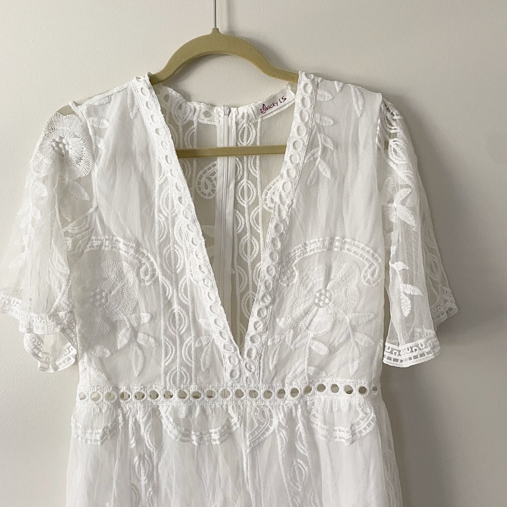 Deep V Neck White Lace Romper Size Large - Picture 5 of 10